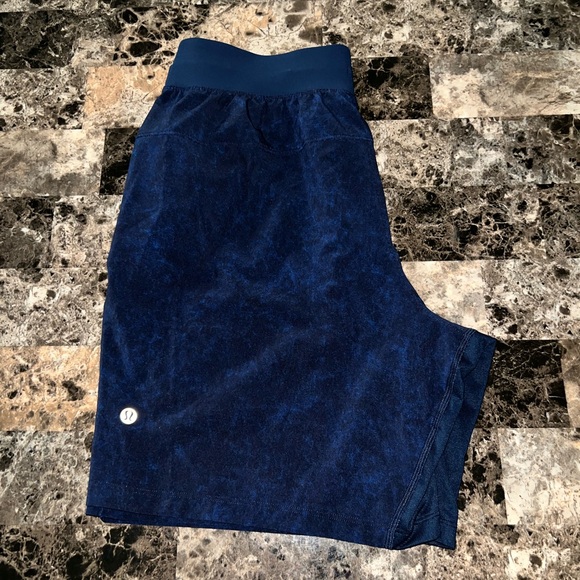 LULULEMON T.H.E. SHORT 7” LINERLESS BLUE COLOR SIZE MEDIUM EUC - Picture 1 of 14